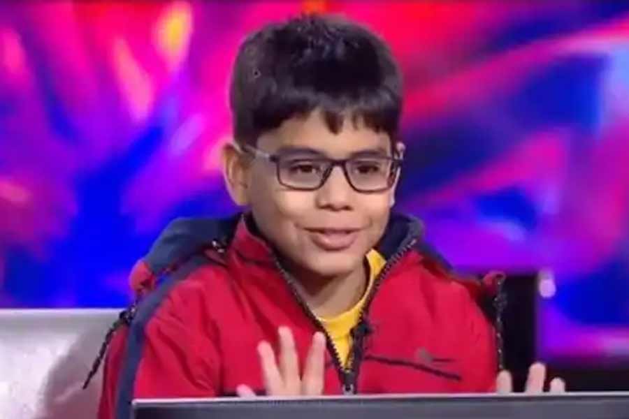 ‘উদ্ধত’ বালক ও সিক্স পকেট সিনড্রোম! কেবিসির মঞ্চ ঘিরে উত্তাল সোশাল মিডিয়া