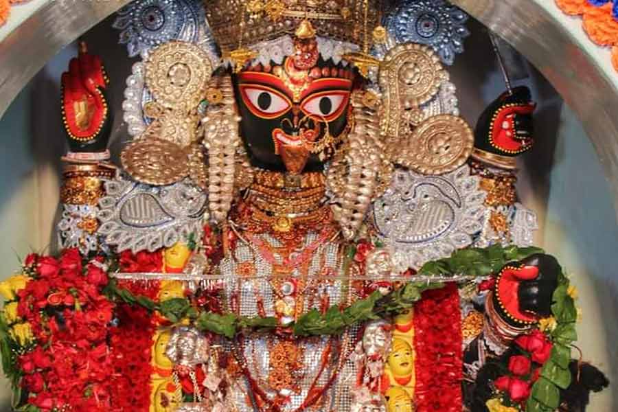 ছোট্ট মেয়ের স্বপ্নাদেশে শুরু, পুরোহিত নন, কার হাতে পুজো নেন শান্তিপুরের চাঁদুনি মা?