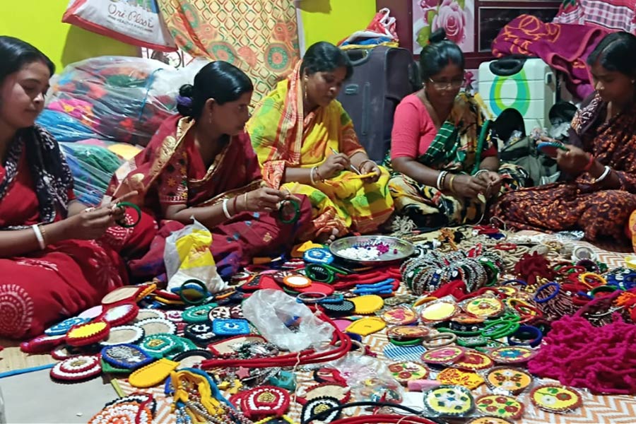 পাট-সুতো-কড়ির কাজেই কামাল! হ্যান্ডমেড গয়নাতেই লক্ষ্মীলাভ কাটোয়ার ‘লক্ষ্মী’দের