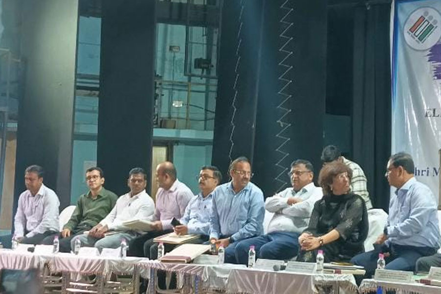 SIR শেষের ৩ মাসের মধ্যেই বাংলায় নির্বাচন! কোলাঘাটের বৈঠকে প্রশাসনকে প্রস্তুত থাকতে নির্দেশ কমিশনের