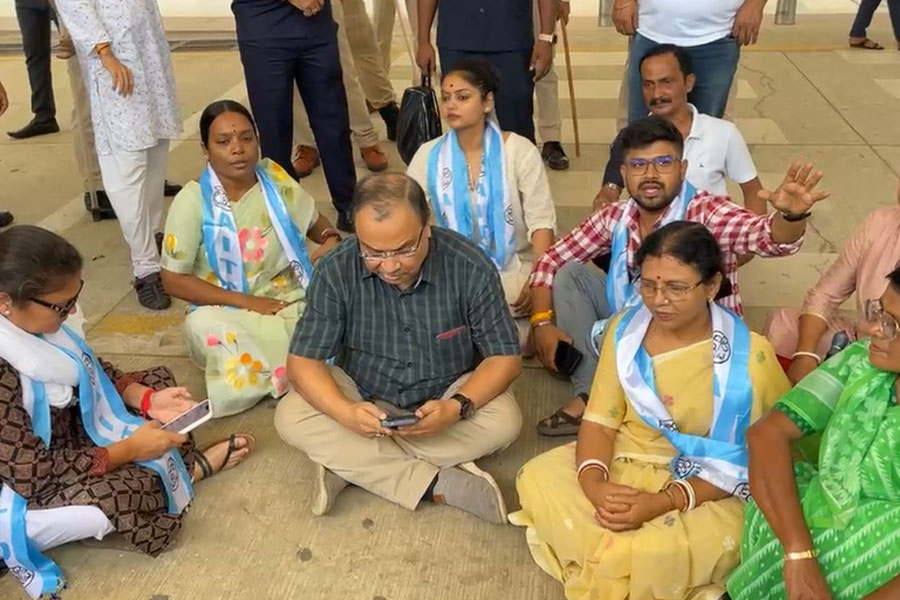ত্রিপুরায় পা রাখতেই পুলিশি বাধা, ‘গেরুয়া সন্ত্রাসে’র প্রতিবাদে বিমানবন্দরে ধরনায় তৃণমূলের প্রতিনিধি দল