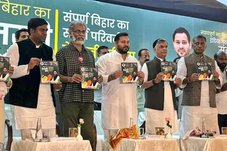 পরিবার পিছু সরকারি চাকরি, মহিলাদের মাসে আড়াই হাজার টাকা! ইস্তেহারে বড় ঘোষণা তেজস্বীদের