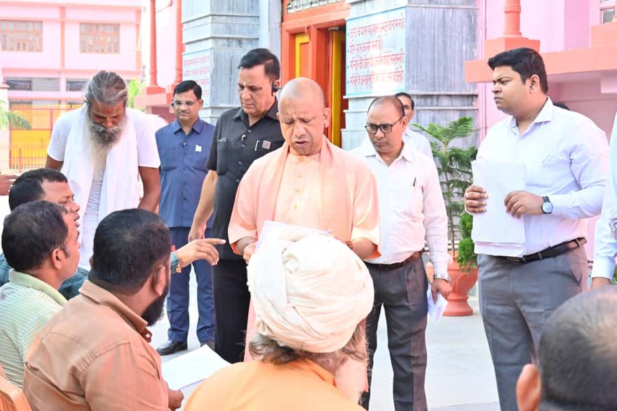 ‘ক্ষতিগ্রস্ত মানুষের পাশে দাঁড়ানোই সরকারের প্রধান লক্ষ্য’, ‘জনতা দর্শনে’ আশ্বাস যোগীর