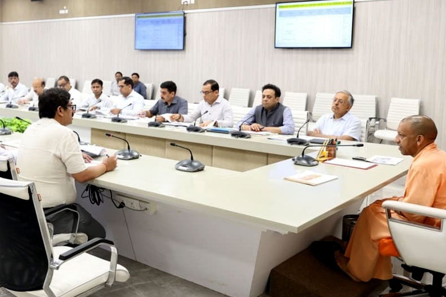 ‘দ্রুত কাজ শেষ করতে হবে’, নগর উন্নয়নের সব বিভাগকে একজোট হয়ে কাজ করার বার্তা যোগীর