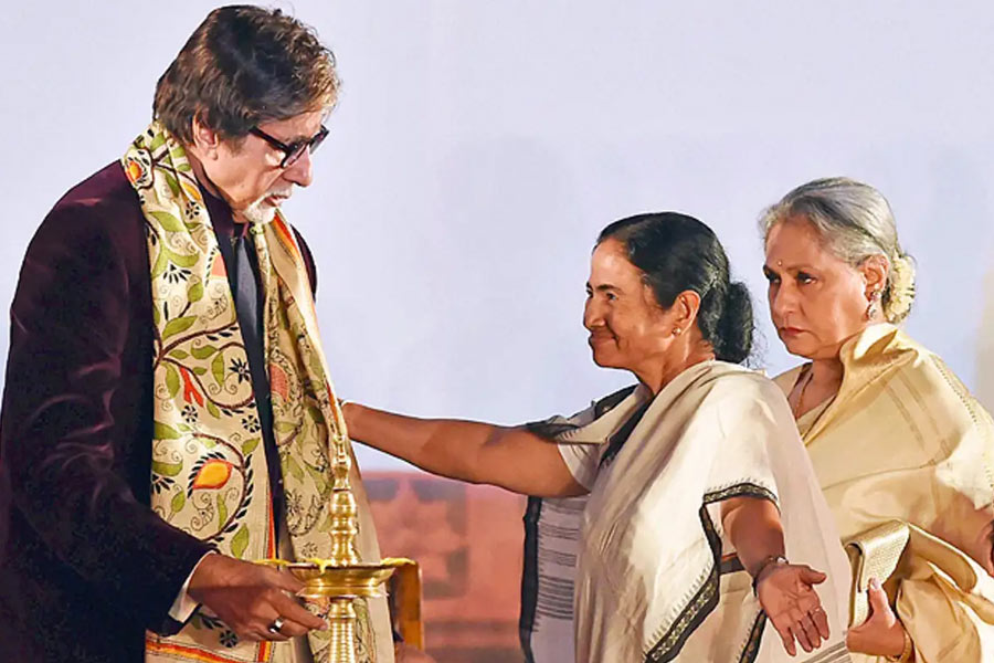 অমিতাভকে জন্মদিনের শুভেচ্ছা জানিয়ে স্মৃতিতে ডুব, কী লিখলেন মমতা?