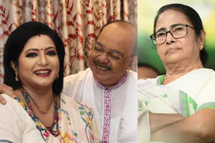 NKDA’র দায়িত্ব পাওয়ার পর প্রথম ভাইফোঁটা, রংমিলান্তি পোশাকে মুখ্যমন্ত্রীর বাড়িতে শোভন-বৈশাখী