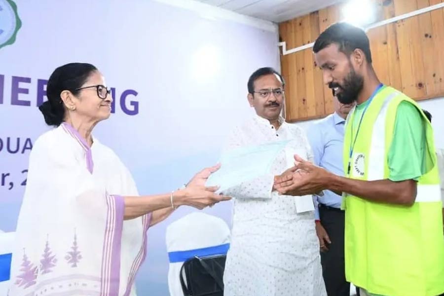 কথামতো কাজ, উত্তরবঙ্গ পৌঁছেই বিপদে ‘ত্রাতা’ ৮ জনকে পুরস্কার দিলেন মমতা