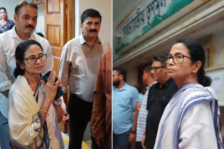 কালীঘাটে বিজয়া সম্মিলনী, মিষ্টি বিলি করে দলীয় নেতাদের সঙ্গে শুভেচ্ছা বিনিময় মমতার