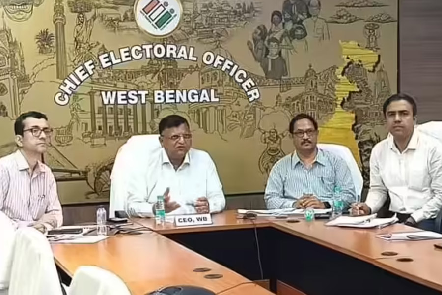 কোটি কোটি টাকা তছরুপের অভিযোগ মুখ্য নির্বাচনী আধিকারিক মনোজের বিরুদ্ধে! ভাইরাল পোস্ট ঘিরে বিতর্ক