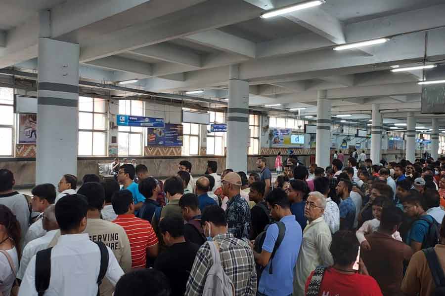 সাতসকালে ফের মেট্রো বিভ্রাট! চূড়ান্ত ভোগান্তির শিকার যাত্রীরা