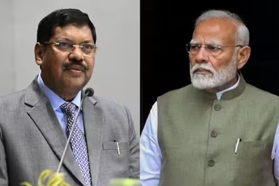 প্রধান বিচারপতিকে ফোন প্রধানমন্ত্রীর, এজলাসে জুতো ছোড়ার নিন্দায় সরব মোদি-সোনিয়া