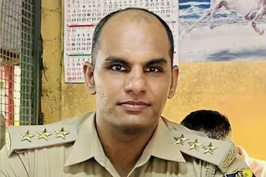 রাজপুরে অটোচালকের দৌরাত্ম্য! বচসার জেরে শুল্ক আধিকারিকের বাড়িতে ঢুকে ‘মার’, ফাটল মাথা