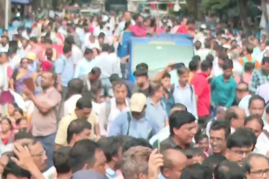 পার্শ্বশিক্ষকদের নবান্ন অভিযানে ‘পুলিশি বাধা’, ধর্মতলায় ধুন্ধুমার