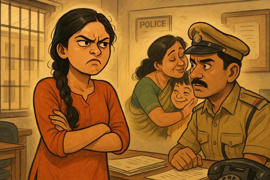 ভাইয়ের সঙ্গে ঝামেলা হলে মা সবসময় তাকেই বকে, থানায় নালিশ ‘অভিমানী’ দিদির!