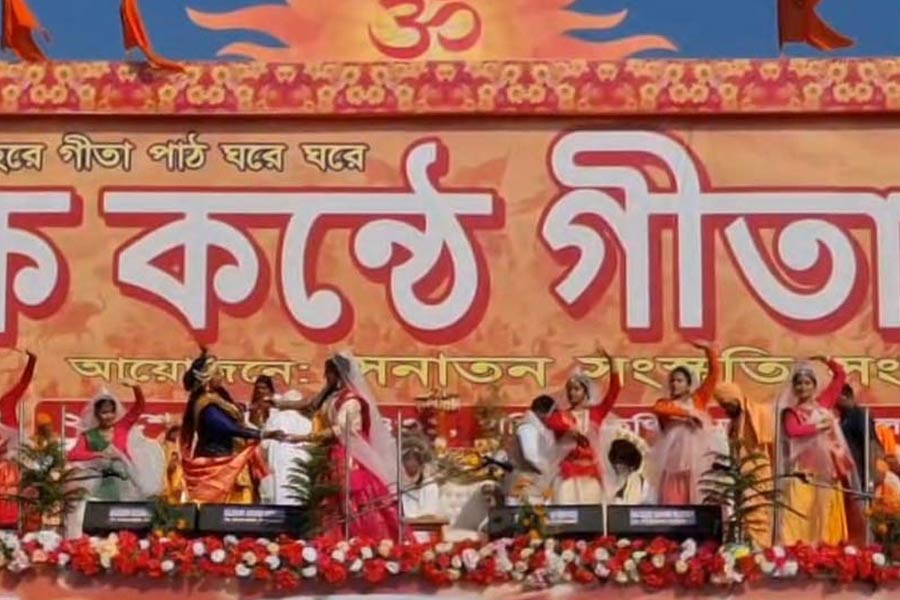 ব্রিগেডে ‘লক্ষ কণ্ঠে গীতা পাঠ’, ছাব্বিশে বাঙালি অস্মিতার পালটা সংঘের হিন্দু অস্মিতা?