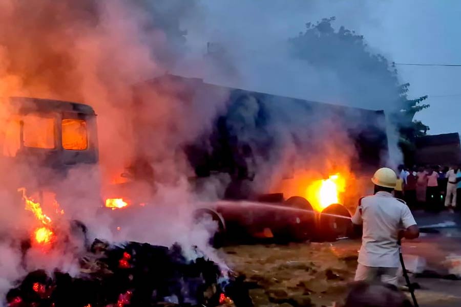 ভয়াবহ দুর্ঘটনা সবংয়ে, বেপরোয়া গতির দুই ডাম্পারের সংঘর্ষে দাউদাউ আগুন