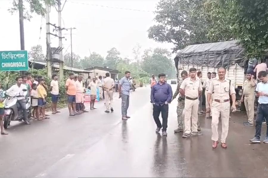 বাসের সঙ্গে সংঘর্ষের পর সটান গাছে ধাক্কা ট্রাকের! শালবনিতে আহত অন্তত ২৫