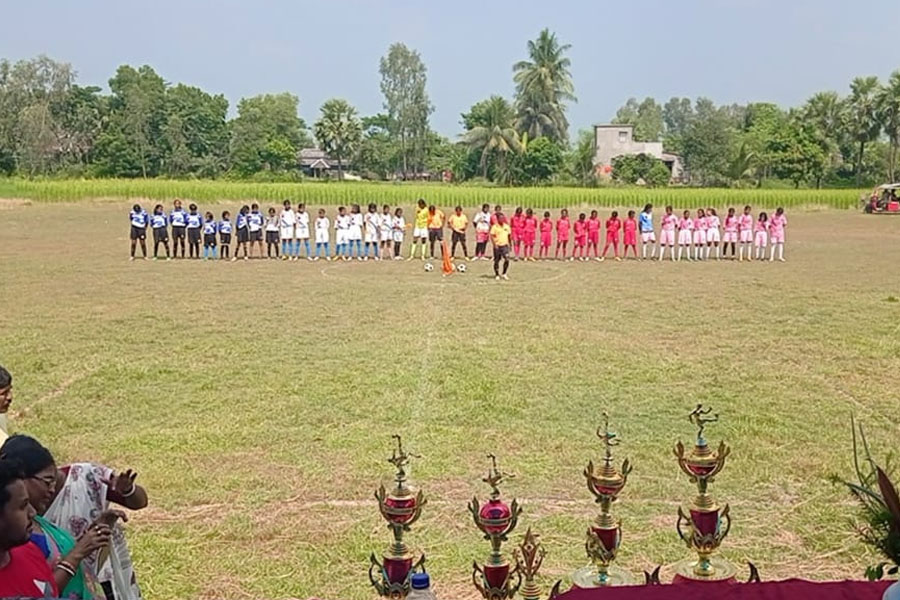 গোসাবায় ফুটবল প্রতিযোগিতা ঘিরে উন্মাদনা, দিশা দেখাচ্ছে সুন্দরবনের কিশোরীরা