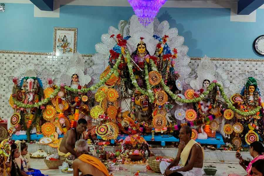 স্বর্ণময়ী মা থেকে যান লক্ষ্মীর আরাধনাতেও, শালতোড়ার বন্দ্যোপাধ্যায় পরিবারের দেবীর ভোগ নজরকাড়া