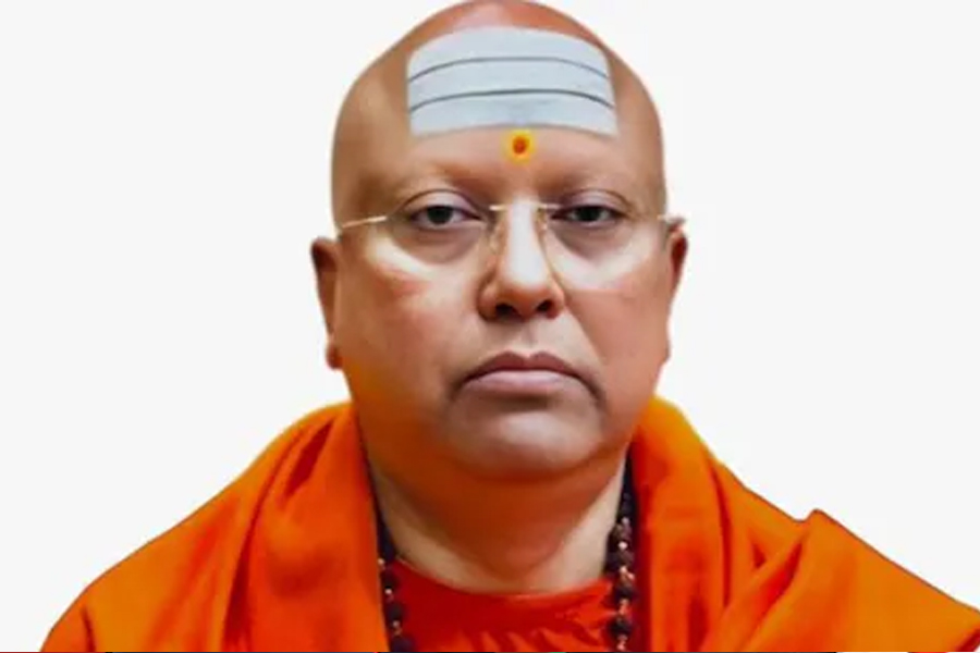 ‘দুবাইয়ের এক শেখের যৌন সঙ্গী চাই…’, প্রকাশ্যে ছাত্রীকে করা অশ্লীল হোয়াটসঅ্যাপ চ্যাট দিল্লির ‘বাবা’র