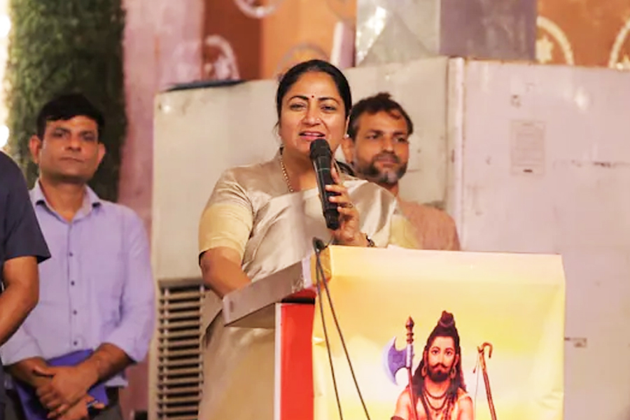 ‘ব্রাহ্মণ সম্প্রদায়ের কল্যাণের জন্য কাজ করা উচিত সরকারের’, রেখার মন্তব্যে বিতর্কের ঝড়