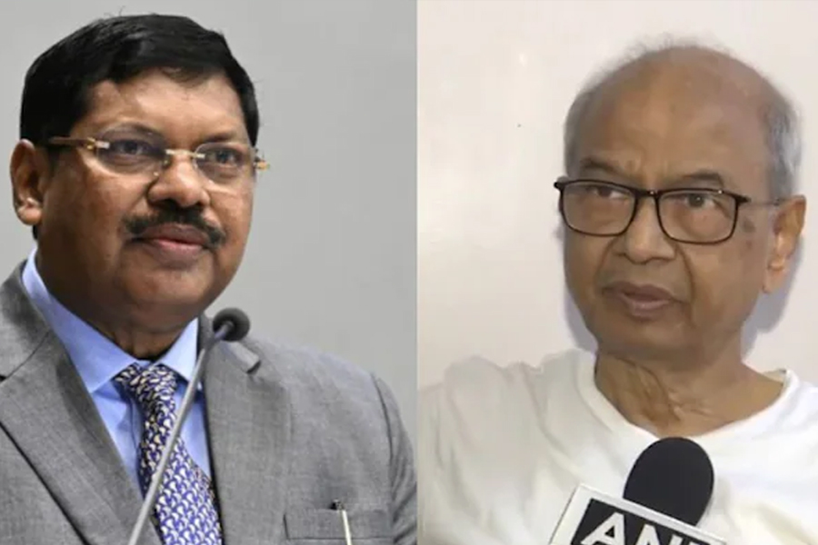 ‘ঈশ্বরের নির্দেশে’ প্রধান বিচারপতিকে জুতো, বার কাউন্সিলের সাজাতেও ‘অনুতাপহীন’ অভিযুক্ত আইনজীবী