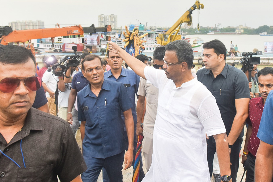উৎসব শেষ হলেও কাজ চলবে রাস্তা সারাইয়ের, জানালেন মেয়র, নজর ডেঙ্গু মোকাবিলাতেও