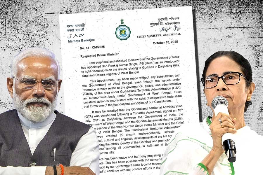 রাজ্যের সঙ্গে নেই আলোচনা, পাহাড়ে ‘মধ্যস্থতাকারী’ নিয়োগের প্রতিবাদে মোদিকে চিঠি মমতার