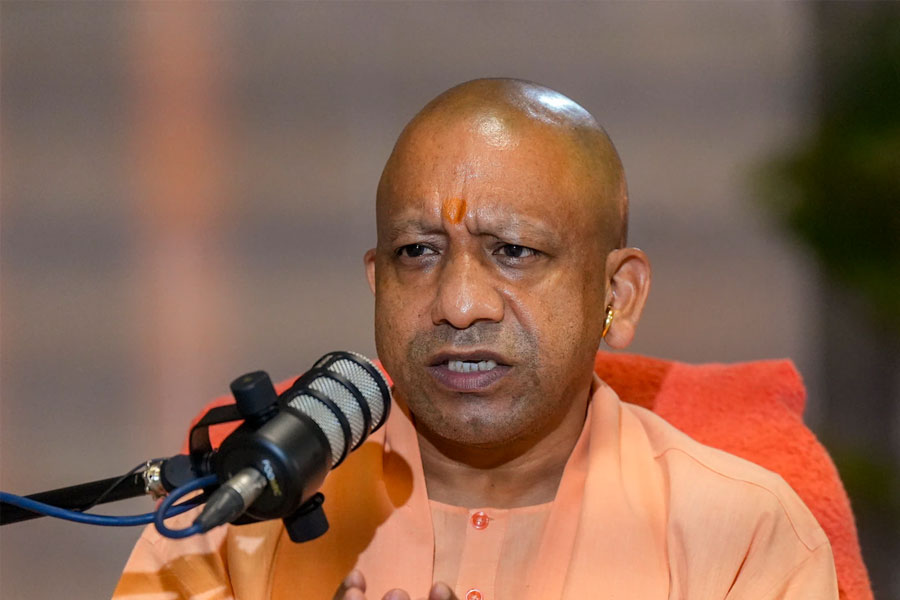 ঠান্ডা ঘরে বসে কাজ নয়, রাজ্যের উন্নয়নে মাঠে নামতে হবে কর্তাদের, বার্তা যোগীর