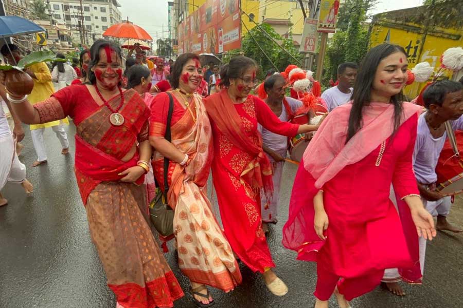 শুধুই সিঁদুর নয়, মায়ের বিদায়বেলায় আবির খেলা! পুরুলিয়ায়  নয়া ‘ট্রেন্ড’ ঘিরে শোরগোল