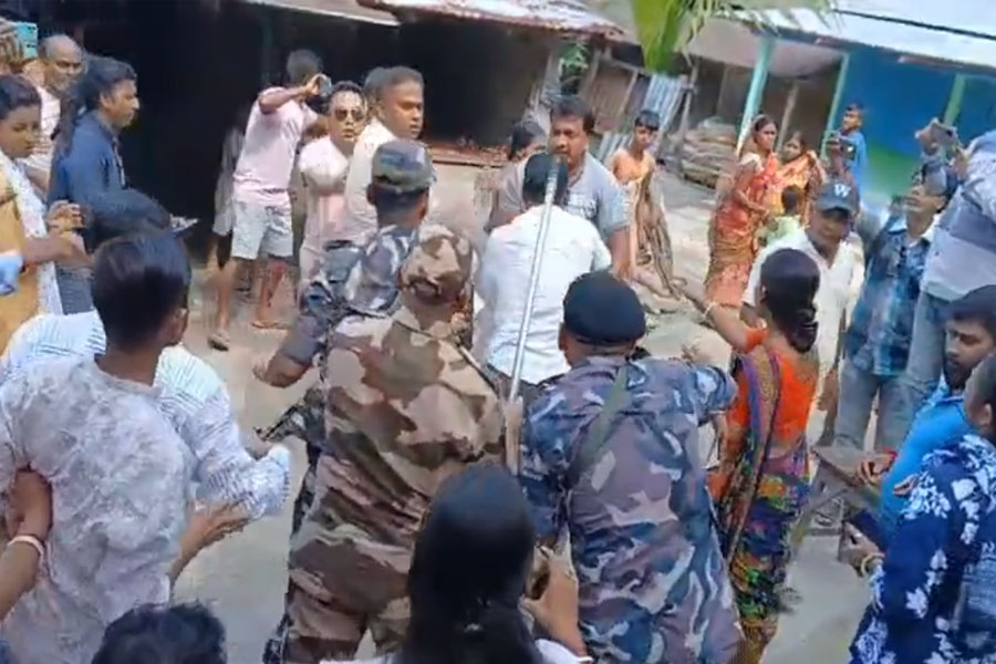 ত্রাণ দিতে গিয়ে কুমারগ্রামে ফের আক্রান্ত বিজেপি বিধায়ক মনোজ ওঁরাও!