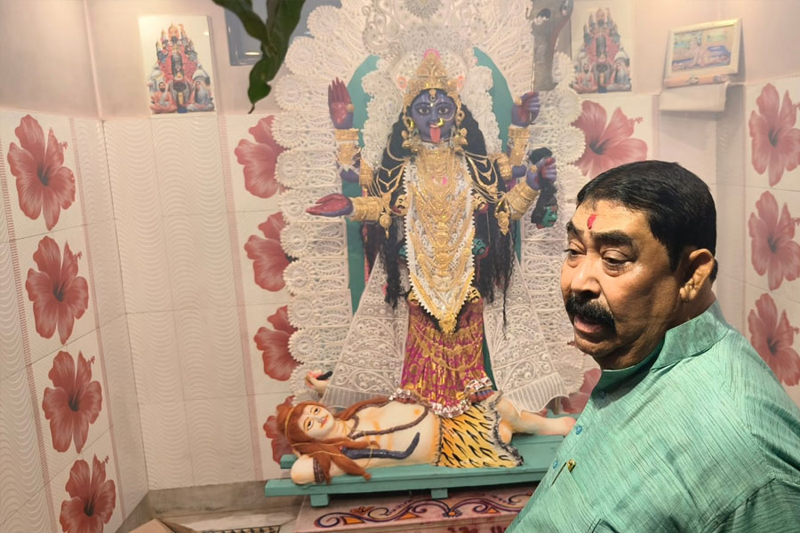 ৬০০ ভরি সোনায় সাজলেন কালী, পুজোয় জাঁকজমক ফিরতেই অনুব্রত বললেন, ‘আজ রাজনীতি নয়’
