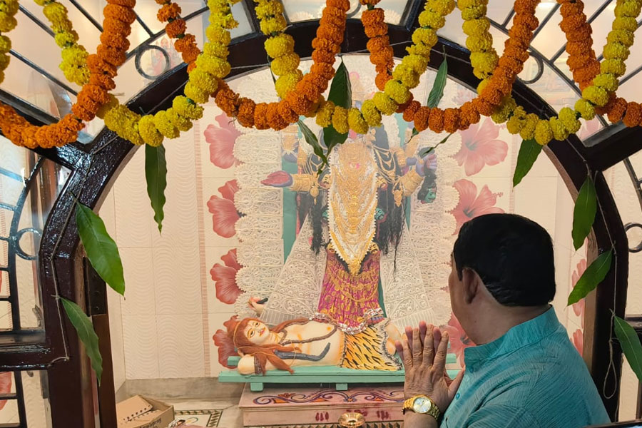Kali Puja 2025, Anubrata Mondal decorates goddess Kali with massive gold