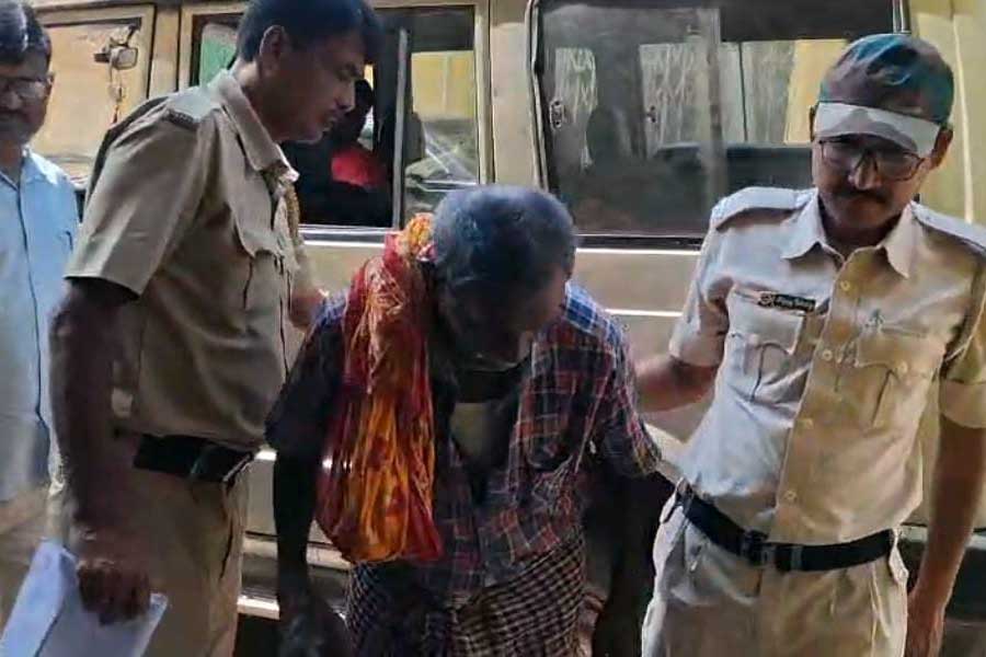 নির্জন মাঠে নিয়ে গিয়ে বোলপুরে নাবালিকাকে ধর্ষণের চেষ্টা! গ্রেপ্তার বৃদ্ধ