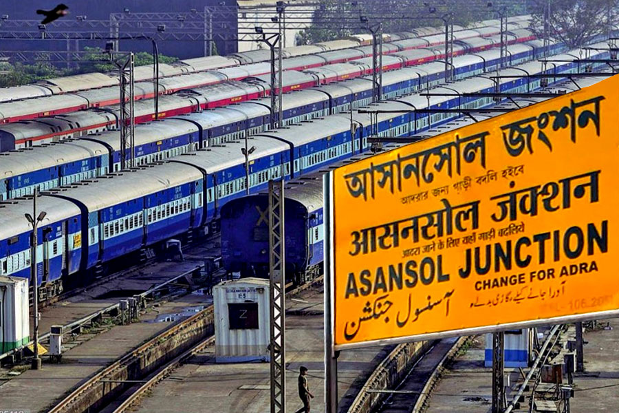 উৎসবের মরশুমে আসানসোল ডিভিশনে ইন্টারলকিংয়ের কাজ, একাধিক ট্রেন বাতিলে ভোগান্তির আশঙ্কা