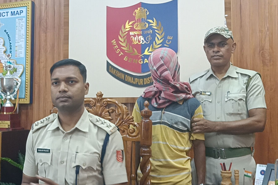 টাকা দিলেই পরীক্ষায় পাশ! আর্থিক প্রতারণায় বালুরঘাটে গ্রেপ্তার টোটোচালক