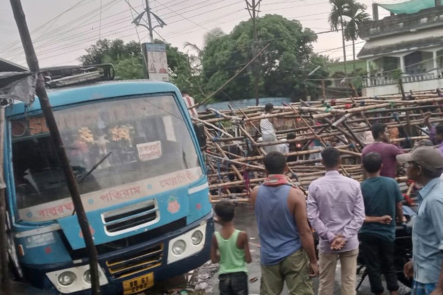 ঝড়বৃষ্টিতে দুর্ঘটনা বালুরঘাটে, মণ্ডপের বাঁশের কাঠামো ভেঙে পড়ল অটো-বাইকের উপর, জখম বহু