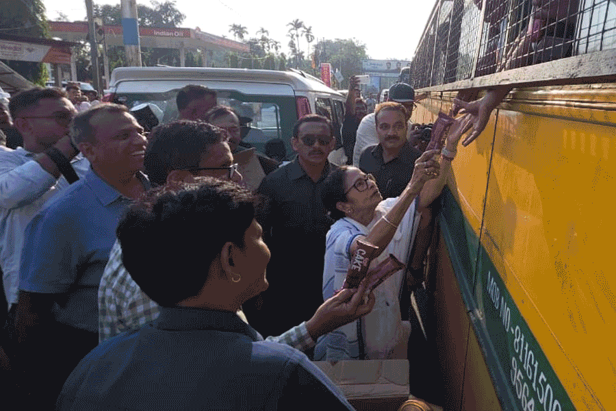 দুর্গতদের পাশে মমতা, বিধ্বস্ত উত্তরে লেন্সবন্দি ‘দিদি’র তৎপরতা