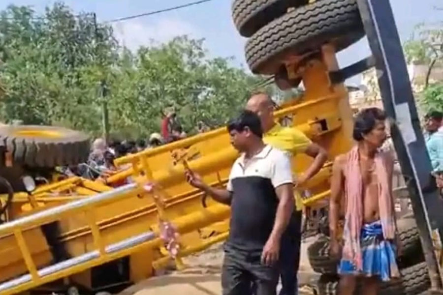 বাঁকুড়ায় ক্রেন উলটে মৃত যুবক, প্রতিবাদে রাজ্য সড়ক অবরোধ করে বিক্ষোভ স্থানীয়দের