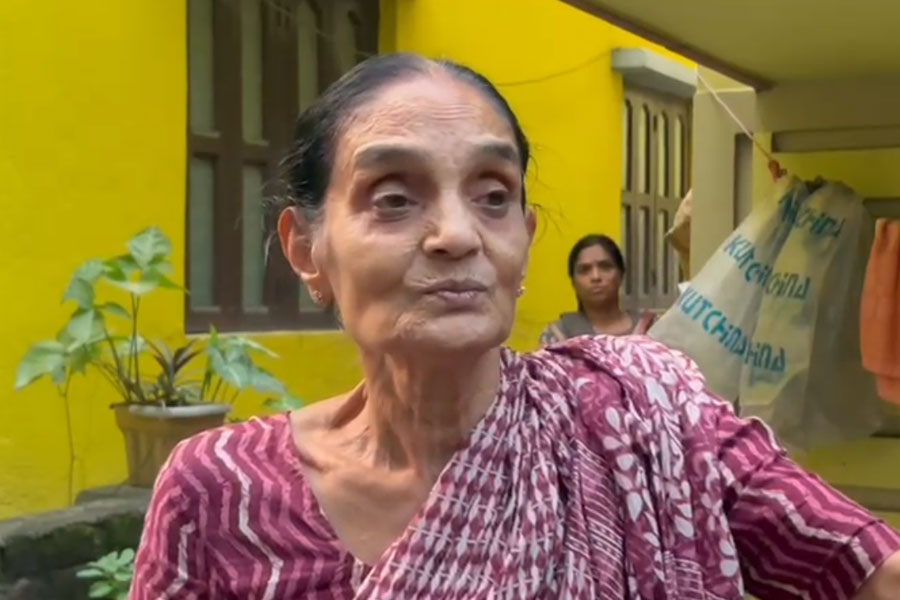 থানার ‘বড়বাবু’ পরিচয়ে বৃদ্ধার সোনার গয়না নিয়ে চম্পট! চাঞ্চল্য বারাসতে