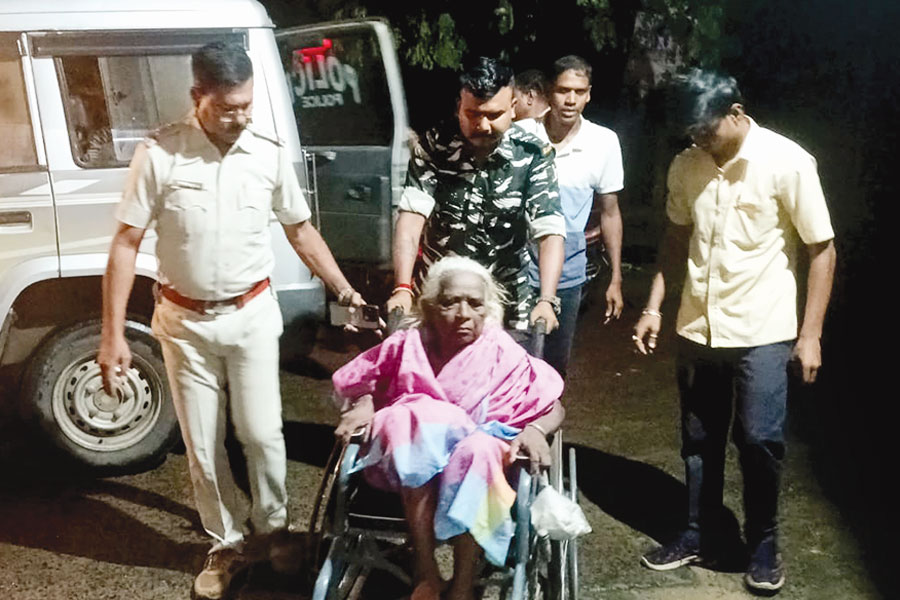 রাখে হরি মারে কে! ৩৫ কিমি দামোদরে স্রোতে ভেসে বাঁশের খুঁটি আঁকড়ে প্রাণরক্ষা বৃদ্ধার