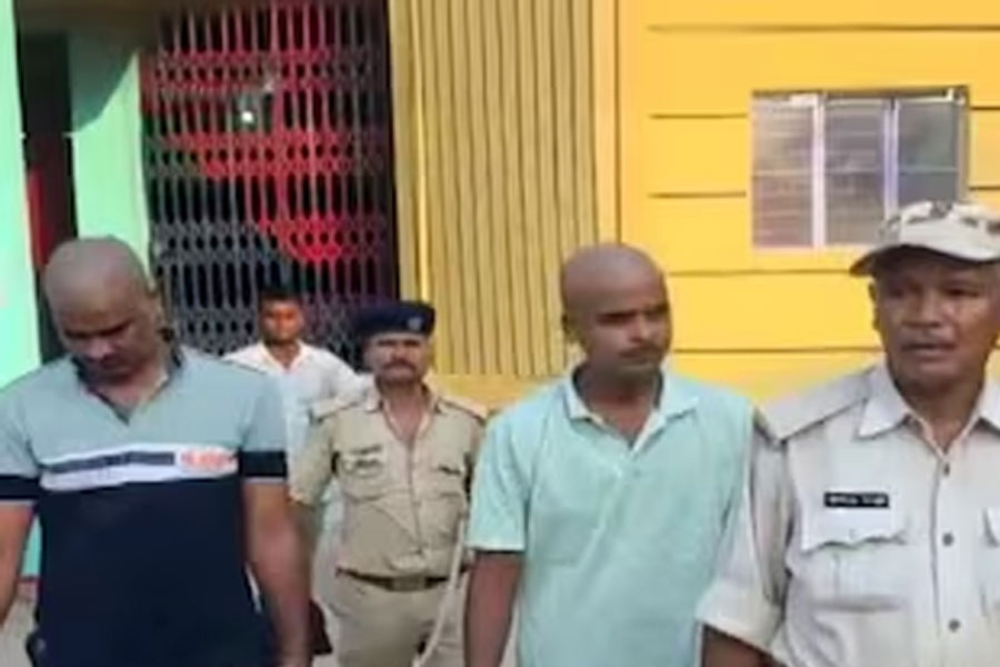 ‘চা-ওয়ালা’র বাড়িতে কোটি টাকা, দেদার সোনা! অভিনব সাইবার ক্রাইম ফাঁস পুলিশের, গ্রেপ্তার ২