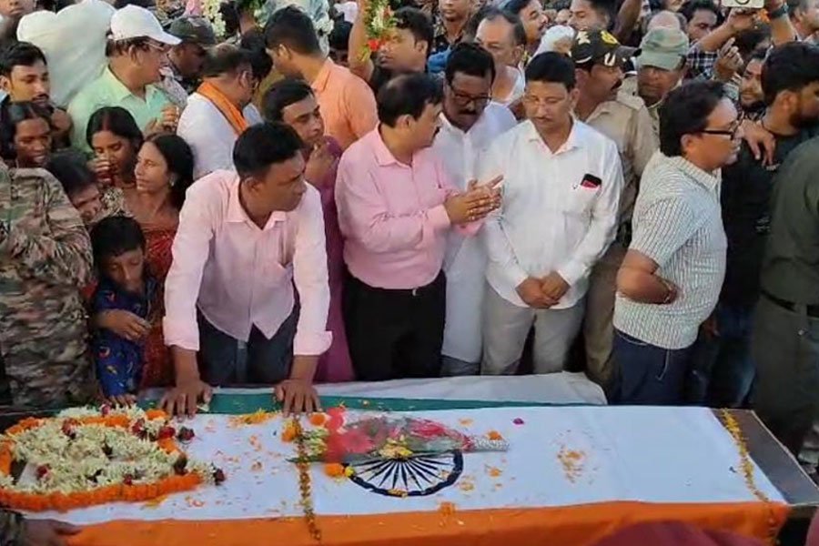 ফিরল শহিদ ছেলের কফিনবন্দি দেহ, বীরভূমে গান স্যালুট-অশ্রুজলে বিদায় জওয়ান সুজয়ের