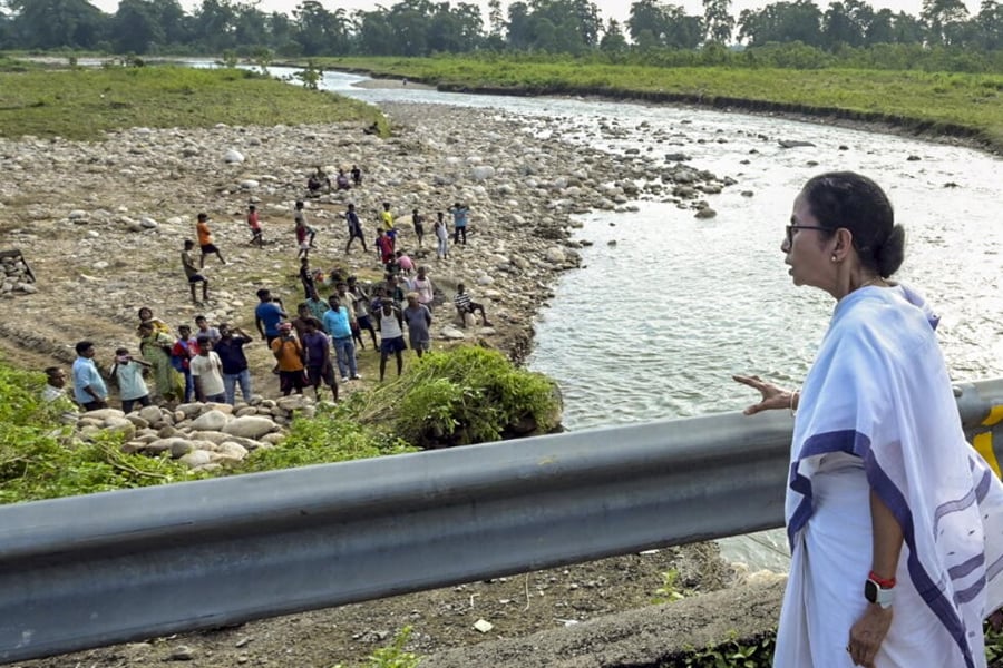 উত্তরের দুর্গত চাষিদের শস্যবিমা নিশ্চিত করতে নির্দেশ কৃষিমন্ত্রীর