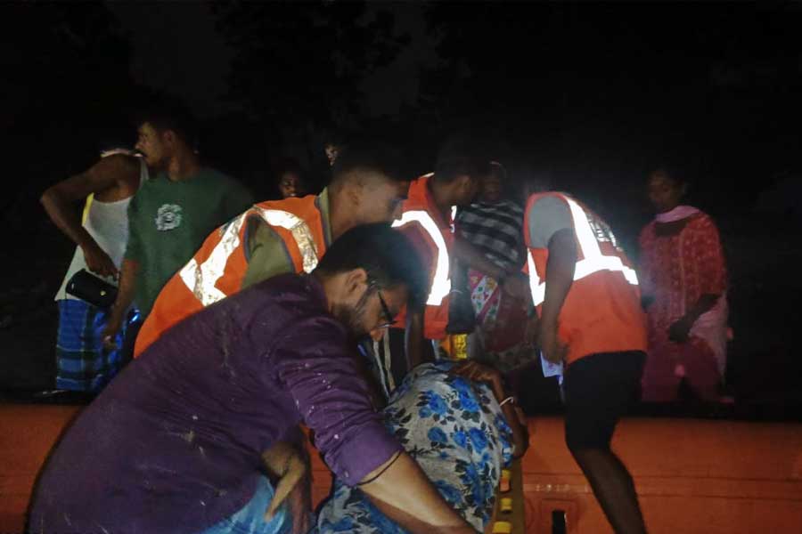 ফের মসিহা ইরফান! মালবাজারে রাতের অন্ধকারে অন্তঃসত্ত্বাকে উদ্ধার করে ‘হিরো’ এই চিকিৎসক