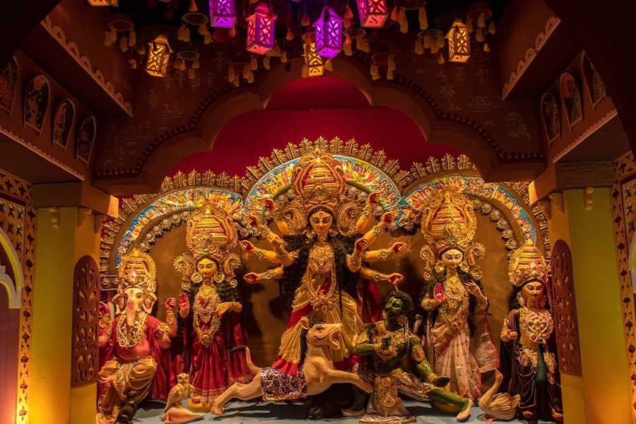 আগামী বছরও একই শিল্পীদের উপরে ভরসা, উৎসবের মাঝেই ঘোষণা কলকাতার এই পুজো কমিটিগুলির