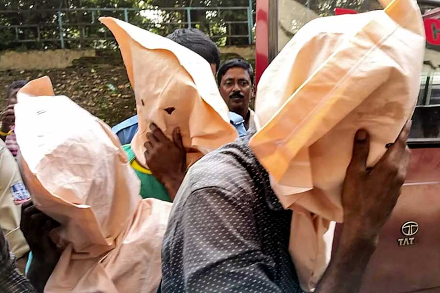 ‘পরিবারের মুখে চুনকালি দিয়েছে’, দুর্গাপুর ‘ধর্ষণে’ অভিযুক্ত ভাইকে পুলিশের হাতে তুলে দিলেন দিদি