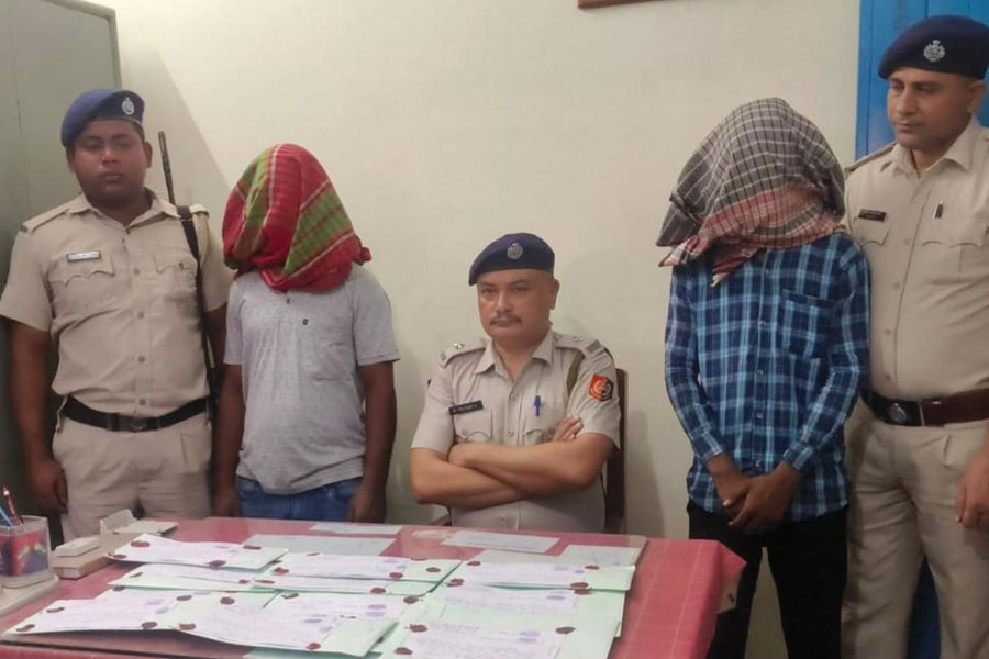 দিল্লিতে পাচারের আগেই ফরাক্কায় উদ্ধার বিপুল পরিমাণ জালনোট! গ্রেপ্তার ২ যুবক