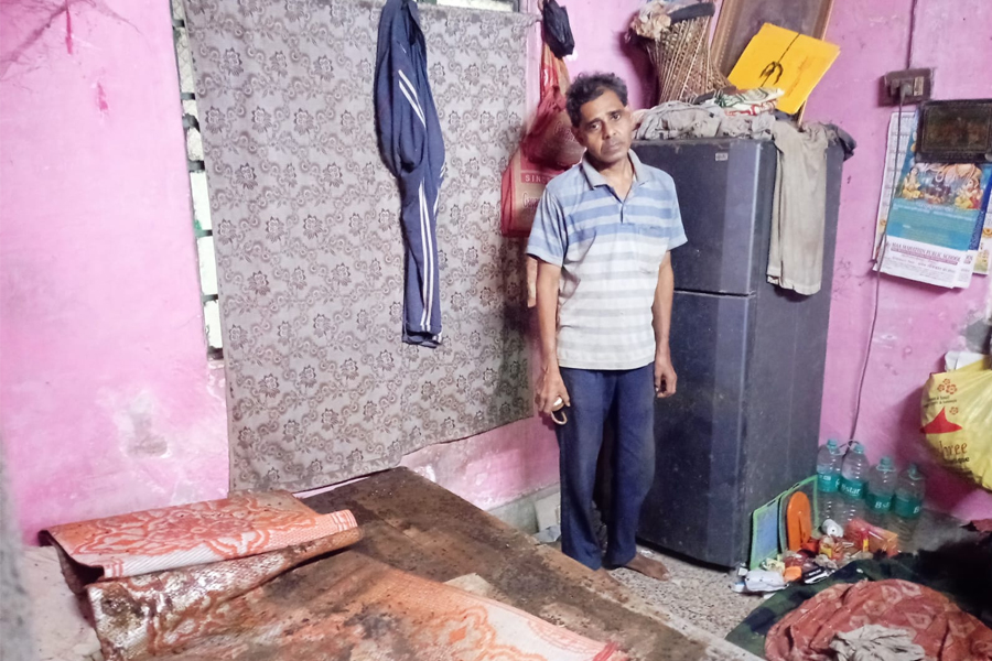 হাওড়ায় রবিনসন স্ট্রিটের ছায়া, দু’সপ্তাহ দাদার পচাগলা দেহ আগলে ভাই!