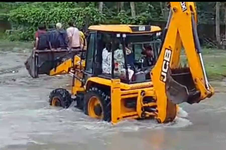বৃষ্টি কমতেই জোরকদমে উদ্ধারকাজ, জেসিবি করে নিরাপদ এলাকায় সরানো হচ্ছে পর্যটকদের